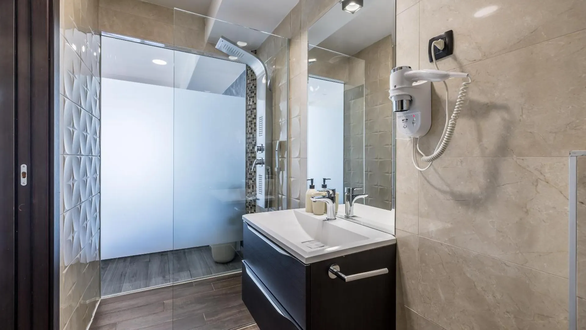 Sea View Luxury Rooms Seven Of Nine Split Gasthof