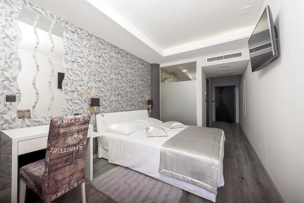 Luxury Rooms 