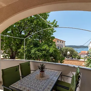 apartments-fani-trogir.hotels-in-trogir.com/